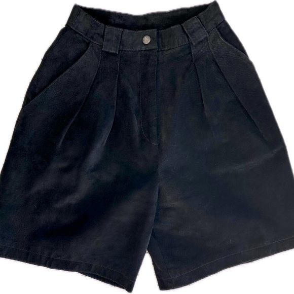 VINTAGE | 80’s GLOBAL IDENTITY | HIGH-WAISTED | LEATHER SHORTS | BLACK | SMALL - Picture 2 of 11